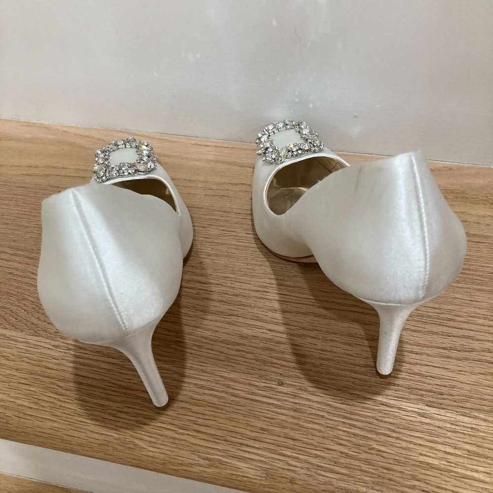 Badgley Mischka White Heels with Crystal Embellishment Size 8.5 - Picture 11 of 13